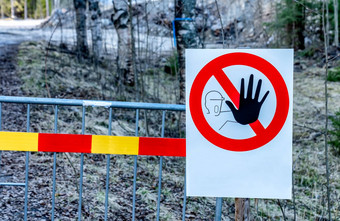 关闭照片警告标志条目限制区域标志挂起金属栅栏森林背景禁止限制区域人安全建设网站大风险区