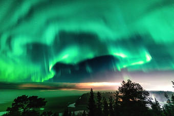 视图才华横溢的绿色极光闪亮的瑞典多雾的森林景观山光射线村北部灯颜色天空软颜色北部瑞典斯堪的那维亚