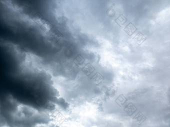 灰色的<strong>传入</strong>的风暴云背景向上视图
