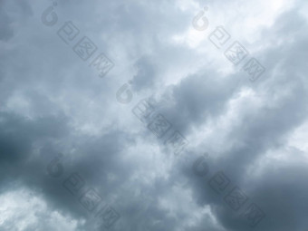 灰色的传入的风暴云背景向上视图