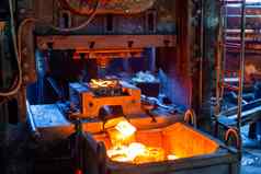 特写镜头图片新鲜的伪造的热钢工件新闻形成脏黑暗工厂