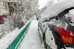 停汽车覆盖厚雪层冬天暴雪