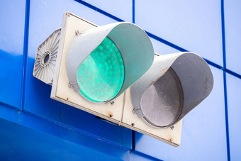 照亮绿色交通信号光经典蓝色的墙车库