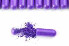 行质子紫色的颜色有机胶囊孤立的白色背景特写镜头打开