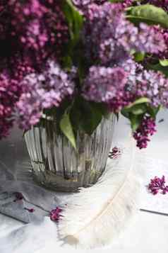 花束紫罗兰色的淡紫色花瓶生活盛开的分支机构淡紫色花瓶问候卡模拟空间文本