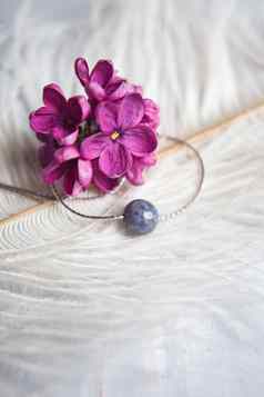 项链使自然石头银配件紫色的紫罗兰色的淡紫色花白色鸵鸟羽毛银配件