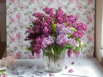 花束紫罗兰色的淡紫色花瓶生活盛开的分支机构淡紫色花瓶