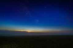 多雾的晚上场布满星星的晚上天空余辉地平线梯度