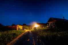 布满星星的晚上天空村房子夏天木房子灯泡光入口俄罗斯