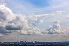 俄罗斯夏天日光城市景观大积云云小地平线行面板公寓房子