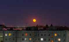 窗户屋顶外观质量公寓建筑俄罗斯完整的月亮晚上