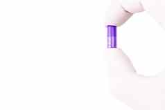手医疗手套持有质子紫色的颜色有机跟胶囊孤立的白色背景特写镜头