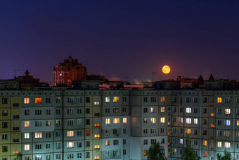 窗户屋顶外观质量公寓建筑俄罗斯完整的月亮晚上