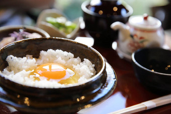 日本传统的食物混合生蛋大米