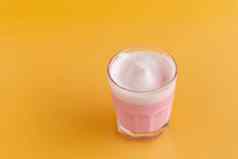 草莓牛奶摇玻璃粉红色的背景