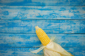 成熟的玉米蓝色的木表格前视图