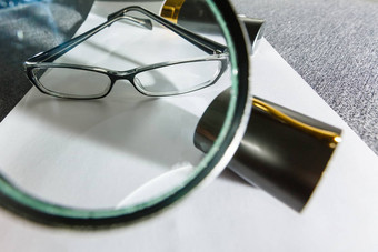 业务<strong>总结</strong>报告放大玻璃眼镜表格办公室概念数据分析投资规划业务分析