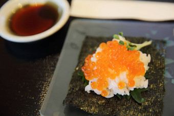 日本食物伊库拉寿司大马哈鱼罗伊大米