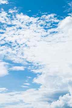 白色云美丽的蓝色的天空背景