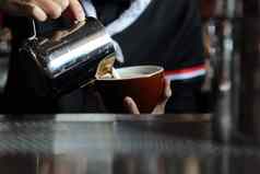 咖啡师咖啡馆使咖啡准备黑暗语气咖啡商店