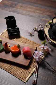 寿司集生鱼片寿司卷茶木背景