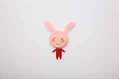 纸工艺可爱的男孩兔子耳朵红色的身体孤立的