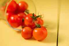 新鲜的西红柿健康的食物概念黄色的表格背景