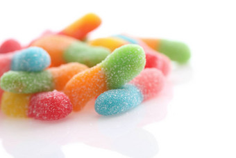 色彩斑斓的橡皮糖果冻糖糖果关闭孤立的白色