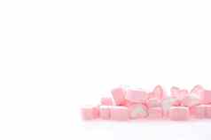 粉红色的心棉花糖孤立的白色背景