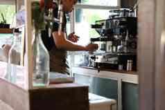 咖啡师使咖啡咖啡馆咖啡机