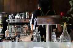 咖啡师使咖啡咖啡馆咖啡机