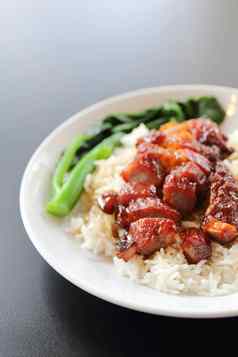 大米烤红色的猪肉