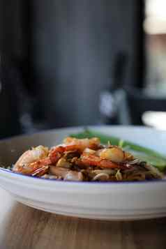 垫泰国虾泰国食物木背景
