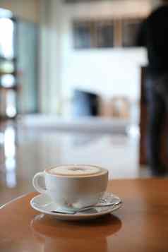 卡布奇诺咖啡拿铁艺术咖啡使牛奶木表格