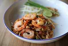 垫泰国虾泰国食物木背景