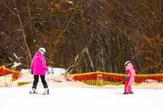 滑雪教训女孩滑雪教练