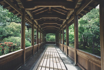 在户外人行道传统的日本木建筑守卫