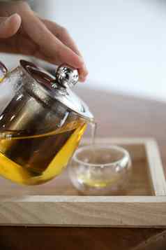 热茶杯茶壶饮料木表格