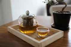 热茶杯茶壶饮料木表格