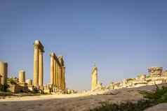 低角视图柱子有柱廊的街罗马历史网站格拉森卡拉克约旦