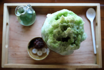 美味的日本甜蜜的剃冰绿色茶木表格
