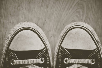 内在的匡威查克泰勒全明星运动鞋提示黑色的织物木地板上有创意的编辑