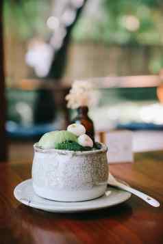 日本甜点安光绿色茶冰奶油红色的豆默记