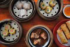 森林总和蒸汽饺子木篮子中国人食物