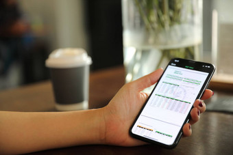 女手智能手机交易股票在线咖啡商店
