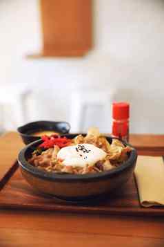 日本食物gyudon日本牛肉大米碗超过蛋