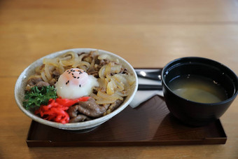 日本牛肉大米碗gyudon日本食物