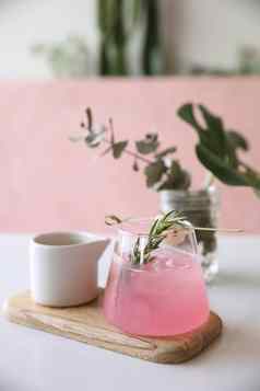 粉红色的鸡尾酒迷迭香荔枝粉红色的背景