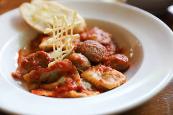 自制的菠菜意式馄饨意大利面香肠番茄酱汁