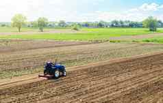 农民拖拉机培养农场场场准备作物种植培养设备磨放松土壤删除植物根过去的收获农场景观
